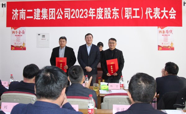 費騰副總經(jīng)理為獲得安全文明標(biāo)準(zhǔn)化示范工地的項目代表頒發(fā)證書