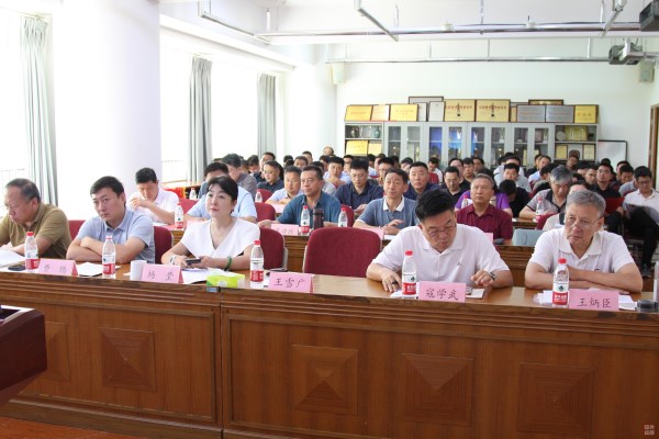 與會人員認真聆聽董事長工作報告（小文件）