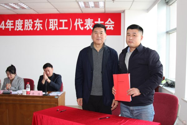 2、王董事長(zhǎng)與第四分公司經(jīng)理吳宏偉簽訂2025年目標(biāo)責(zé)任書