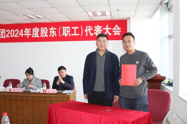 3、王董事長(zhǎng)與第七分公司經(jīng)理安長(zhǎng)福簽訂2025年目標(biāo)責(zé)任書