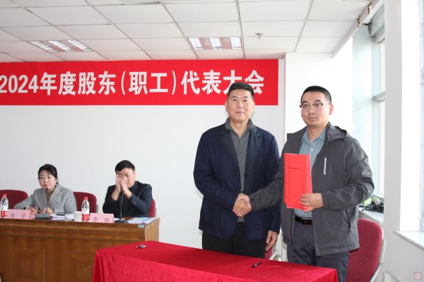 4、王董事長(zhǎng)與第八分公司經(jīng)理呂志偉簽訂2025年目標(biāo)責(zé)任書