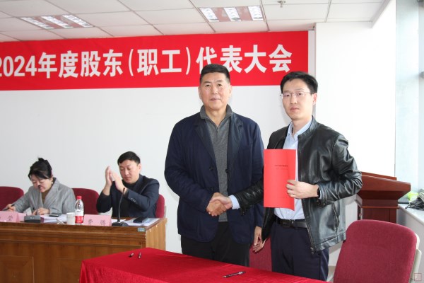 6、王董事長(zhǎng)與第十一分公司經(jīng)理圣偉簽訂2025年目標(biāo)責(zé)任書