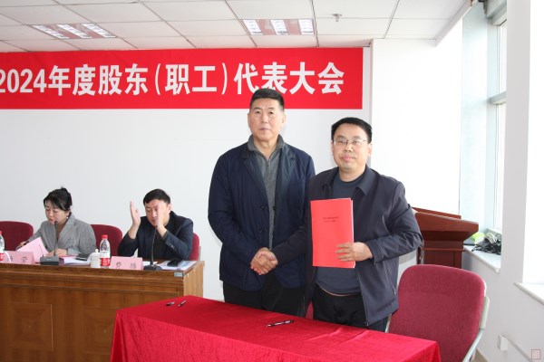 9、王董事長(zhǎng)與融基檢測(cè)公司經(jīng)理余建文簽訂2025年目標(biāo)責(zé)任書