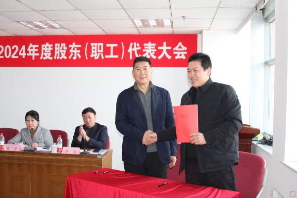 10、王董事長(zhǎng)與房修公司經(jīng)理張帥簽訂2025年目標(biāo)責(zé)任書