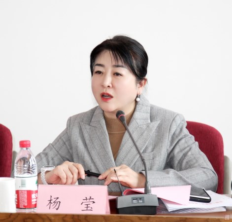 黨委書記、副董事長(zhǎng)楊瑩主持會(huì)議（采用照片）